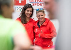 Die Golferinnen Albane Valenzuela (links) und Fabienne In-Albon bei der Kleiderprobe für die Olympischen Spiele in Rio in Luterbach. (Bild: Keystone / Lukas Lehmann)