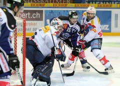 Sven Lindemann im Duell mit Benjamin Winkler. (Bild: Keystone)