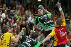 Der Krienser Nicolas Raemy, rechts, gegen Altdorfs Marcel Luthiger. (Bild: Philipp Schmidli / Neue LZ)