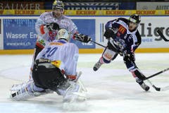 Fabian Lüthi (rechts) scheitert an Biel-Torhüter Reto Berra. (Bild: Keystone)