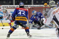 Zugs Fabian Schnyder (links) kommt nicht an Torhüter Lukas Flüeler vorbei. (Bild: Keystone)