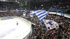 Zuger Fans machen im Stadion Stimmung. (Bild: Stefan Kaiser / Neue ZZ)