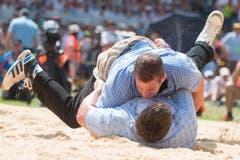 Philipp Laimbacher, oben, gewinnt gegen Alexander Vonlaufen, unten, im 4. Gang. (Bild: Keystone/Urs Flüeler)