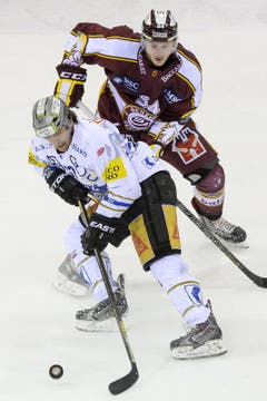 Zugs Fabian Schnyder (vorne) gegen Genfs Christian Marti. (Bild: Keystone)