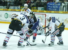 Zugs Thomas Rüfenacht (Mitte) kontrolliert die Scheibe vor den Bernern Martin Stettler (links) und Brett McLean. (Bild: Stefan Kaiser/Neue ZZ)