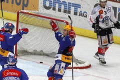 Jubel beim ersten ZSC-Treffer durch Luca Cunti in der zweiten Spielminute. (Bild: Keystone)