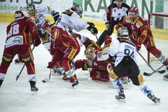 Ein Gewusel vor dem Tor der SCL Tigers. In der Endphase findet der Puck den Weg ins SCL-Tor nicht mehr. (Bild: Keystone / Marcel Bieri)
