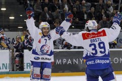 ZSC Lions Thibaut Monnet, links, und Mark Bastl, rechts, jubeln nach dem 0:1. (Bild: Keystone)