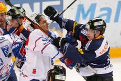 Der Zürcher Verteidiger Phil Baltisberger (links) im Spiel gegen den Zuger Stürmer Dominic Lammer. (Bild: Keystone/ Alexandra Wey)
