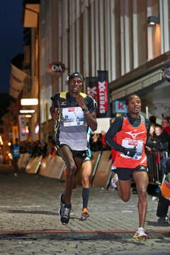 Der spätere Sieger Patrick Mugur Ereng (links 1) und Bernard Matheka (rechts) beim Elite Rennen der Männer am Luzerner Stadtlauf (Bild: Philipp Schmidli / Neue LZ)