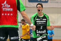 Kriens Nicolas Raemy, rechts, jubelt mit Boris Stankovic. (Bild: Philipp Schmidli / Neue LZ)