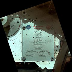 Eine Plakette am Rover trägt unter anderem die Unterschriften von US-Präsident Barack Obama und seinem Vize Joe Biden. (Bild: Keystone / Nasa)