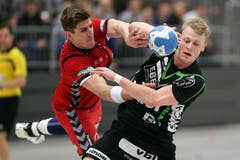 Kriens Sven Hess (rechts) gegen Berns Thomas Heer (Bild: Philipp Schmidli / Neue LZ)