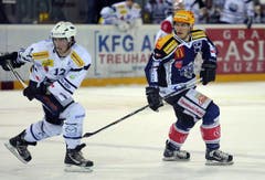 Daniele Grassi vom HC Ambri-Piotta (links) und Björn Christen. (Bild: Keystone)