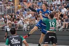 HCK-Spieler Peter Schramm wird vom Thuner Stefan Huwyler gestoppt, kann aber trotzdem noch einen Pass spielen. (Bild: Boris Bürgisser / Neue LZ)