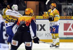Petr Sykora (rechts) vom HCD feiert einen Treffer. (Bild: Keystone/Sigi Tischler)