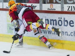 Simon Moser überfährt Samuel Erni. (Bild: Keystone)