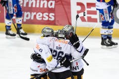 Die Zuger Nolan Diem, Reto Suri, und Santeri Alatalo sowie Torschütze Lino Martschini (hinten) jubeln nach dem 2:3. (Bild: Keystone)