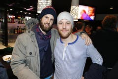 Die erste Mannschaft verabschiedet sich offiziell von den Fans: Andreas Furrer (links) und Linus Omark. (Bild: Stefan Kaiser / Neue ZZ)