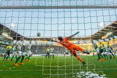 Daniel Lopar vereitelt einen Torversuch. Roy Gelmi hat ihn in der 88. Minute doch noch bezwingen können. (Bild: Urs Bucher)