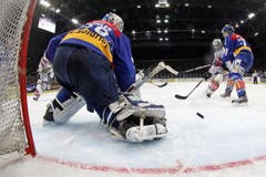 ZSC-Torhüter Lukas Flüeler fängt diese Scheibe gerade noch. (Bild: Keystone)