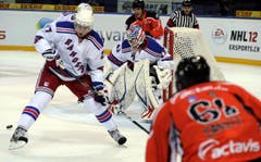 Ryan Mcdonagh und Torhüter Martin Biron werden von den Zugern Björn Christen (hinten) und Corsin Casutt unter Druck gesetzt. (Bild: Keystone)