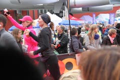 Einige der 10'000 Siegerinnen und Sieger beim Zieleinlauf. (Bild: Ramona Geiger/ Claude Hagen/LZ)