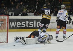 Die Zuger Markkanen und Fischer sind geschlagen, Gardner trifft. (Bild: Keystone)