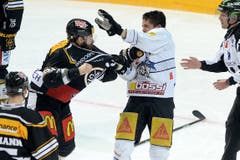 Faustkampf zwischen Julien Vauclair, links, und Reto Suri. (Bild: Keystone Samuel Golay)