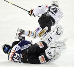 Zugs Torhüter Sandro Zurkirchen im Duell gegen Brad Murray. (Bild: Keystone)