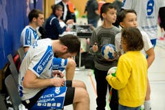 Boris Stankovic signiert nach dem Spiel Handbälle für Kinder. (Bild: Dominik Wunderli (Neue LZ))