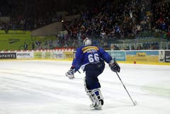 Der Flyers Torhüter Rueeger kickt den gehaltenen Puck weg, der seinem Team den Sieg nach dem Penaltyschiessen einbringt.