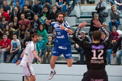Vukasin Stojanovic vom HC Kriens-Luzern (mitte) gegen Berns Dominic Rosenberg. (Bild: Roger Grütter)