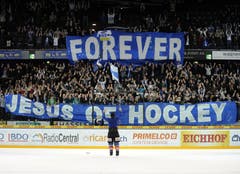 22. März 2011: Out im Halbfinal gegen Davos: Paul Di Pietro wird von den EVZ-Fans verabschiedet. (Bild: Keystone)