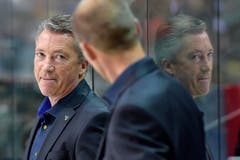 Der Zuger Headcoach Harold Kreis (links) unterhält sich mit Assistenztrainer Walteri Immonen. (Bild: Keystone/Lukas Lehmann)
