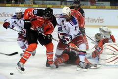 Andy Wozniewski im Duell gegen Brandon Dubinsky. (Bild: Keystone)