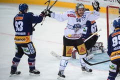 Sandro Zangger (EVZ, mitte) hat getroffen. (Bild: Keystone / Marcel Bieri)