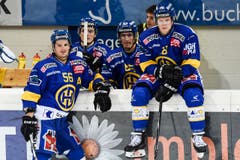 Die Davoser Dino Wieser, Dario Simion, Marc Wieser und Gregory Sciaroni warten den Entscheid der Schiedsrichter über die Gültigkeit des 2:2-Treffers durch Reto Suri von Zug ab. (Bild: Keystone)