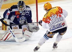 EVZ-Goalie Jussi Markkanen blockiert Andrey Bykov.