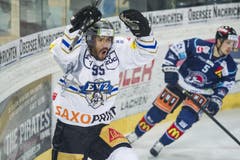 Robbie Earl (links) jubelt nach seinem Treffer. (Bild: Keystone)