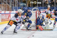 Zugs Carl Klingberg gegen den Davoser Sven Jung. (Bild: Andy Müller / Freshfocus)