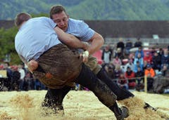 Philipp Laimbacher (rechts) gegen Christian Schuler im Schlussgang. (Bild: Keystone)