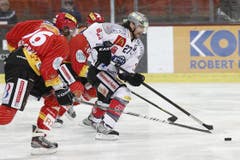 Zugs Josh Holden enteilt Biels Clarence Kparghai, links, und Marc Grieder, hinten.
