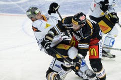 KORRIGIERT POSITION Zweikampf mit Julien Vauclair, rechts, und Reto Suri. (Bild: Keystone Samuel Golay)