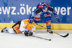 Dominic Lammer wird von Roman Wick (rechts) gebremst. (Bild: Keystone)