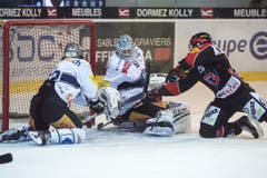 Fribourgs Gregory Mauldin (rechts) stochert nach, zum 2:0 gegen Zugs Goalie Tobias Stephan und Samuel Erni (links). (Bild: Keystone)