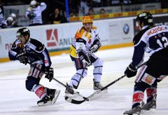 Maxim Noreau (mitte) gegen die Zuger Corsin Casutt (links) und Fabian Sutter. (Bild: Keystone)
