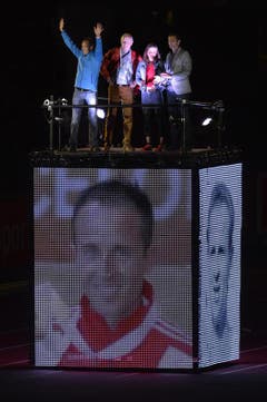 Der Marathonläufer Viktor Röthlin (links) begrüsst die Zuschauer. (Bild: Keystone)