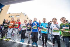 Swiss City Marathon 2017 // Maratholino in Horw Im Bild ist das Einwärmen vor dem Maratholino Lauf für die Kinder (foto: roger gruetter) (Bild: Roger Grütter (LZ))