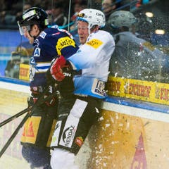 Lassen die Banden knallen: Zugs Alessandro Chiesa (links) gegen Timo Helbling von Gottéron. (Bild: Keystone)